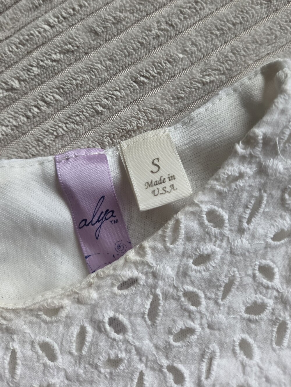 Cropped Eyelet Blouse - Picture 4 of 5